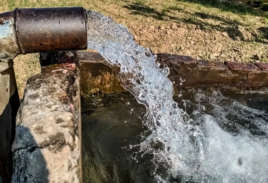 Agua surgiendo con caudal natural en una captación artesiana