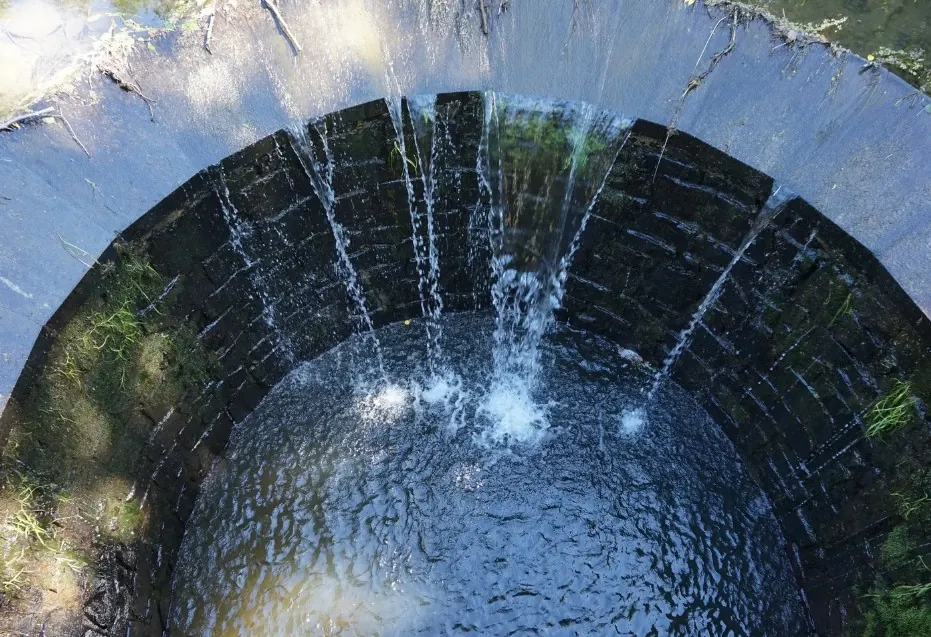 Vista de un pozo tradicional con agua subterránea brotando de la Región de Murcia
