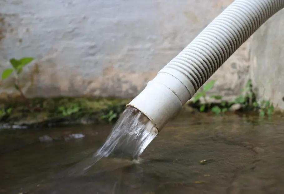 Manguera de agua a presión trabajando en la limpieza de la red